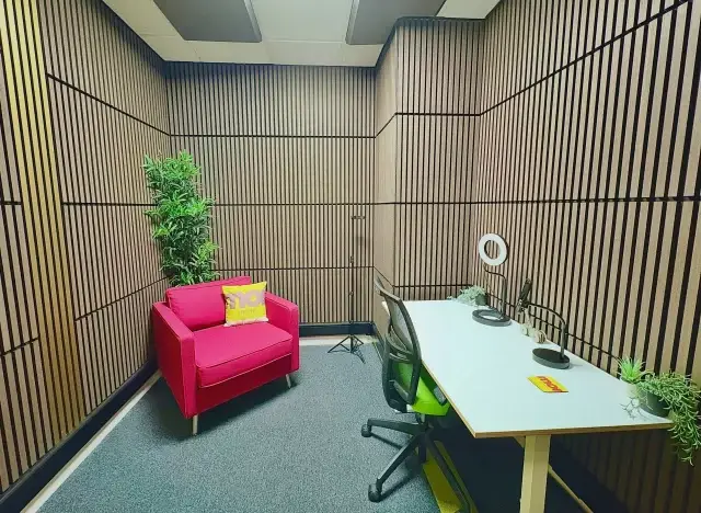 📹 MOR STUDIO POD 🌟

😍Our phone room has had a glow up! 
Now kitted out with acoustic panneling on all four walls we’ve really elevate ld the sound quality in the space

Our members and visitors can enjoy full access to the Studio Pod which includes;

✅ Tripod
✅ Laptop Raiser
✅ Professional Mic
✅ Halo Light
✅ Phone Stand
✅ Desk Area
✅ Sofa Chair

The space has been designed to be a multi-purpose pod that is perfect for;

📞 Taking Calls
📹 Content Creation 
💻 Teams Meeting
🎙️ Recording podcasts
🤝 Private Meetings

To book this space you can; send us a message, email us on info@morworkspace.co.uk or give us a call on 01637 871244

#podcaststudio #contentcreation #morworkspace #newquay #cornwall