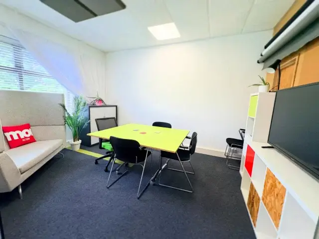 📈MOR MEETING ROOM 👇🏻

Our private meeting room is designed to be both practical and comfortable, with a desk seating up to 6 people and a large sofa for moments to regroup! 

✅ Half or full day bookings
✅ Large screen to connect your laptop
✅ Access to super fast Wi-Fi
✅ Refreshments included (Use of shared kitchen with tea, coffee, biscuits)
✅ Breakout spaces around the workspace
✅ Ample free on-site parking

Perfect for getting some work done in a productive space outside the home! 

💷Prices start from £40+ VAT

To book, simply email- info@morworkspace.co.uk or give us a 📞on 01637 871244

#newquay #workspace  #community #meetingroom #businesscornwall